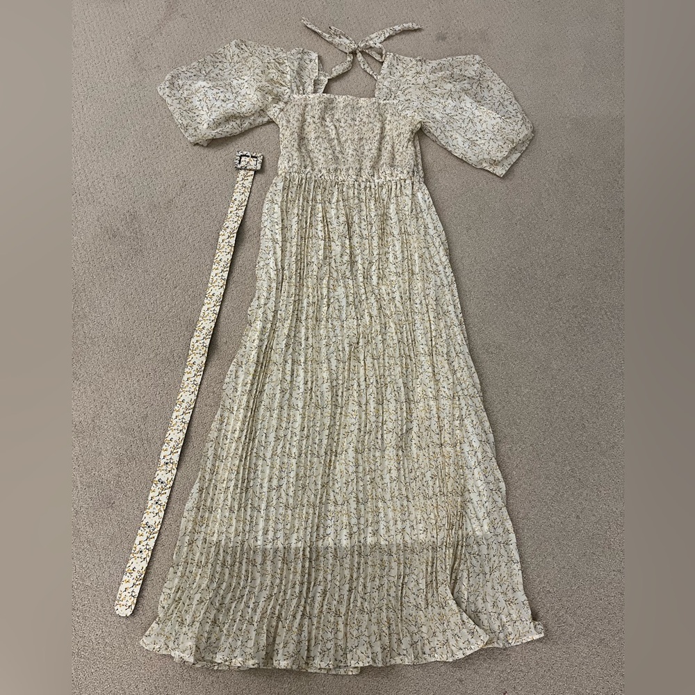 Yellow and white flower pattern dress - US size fits as a large
